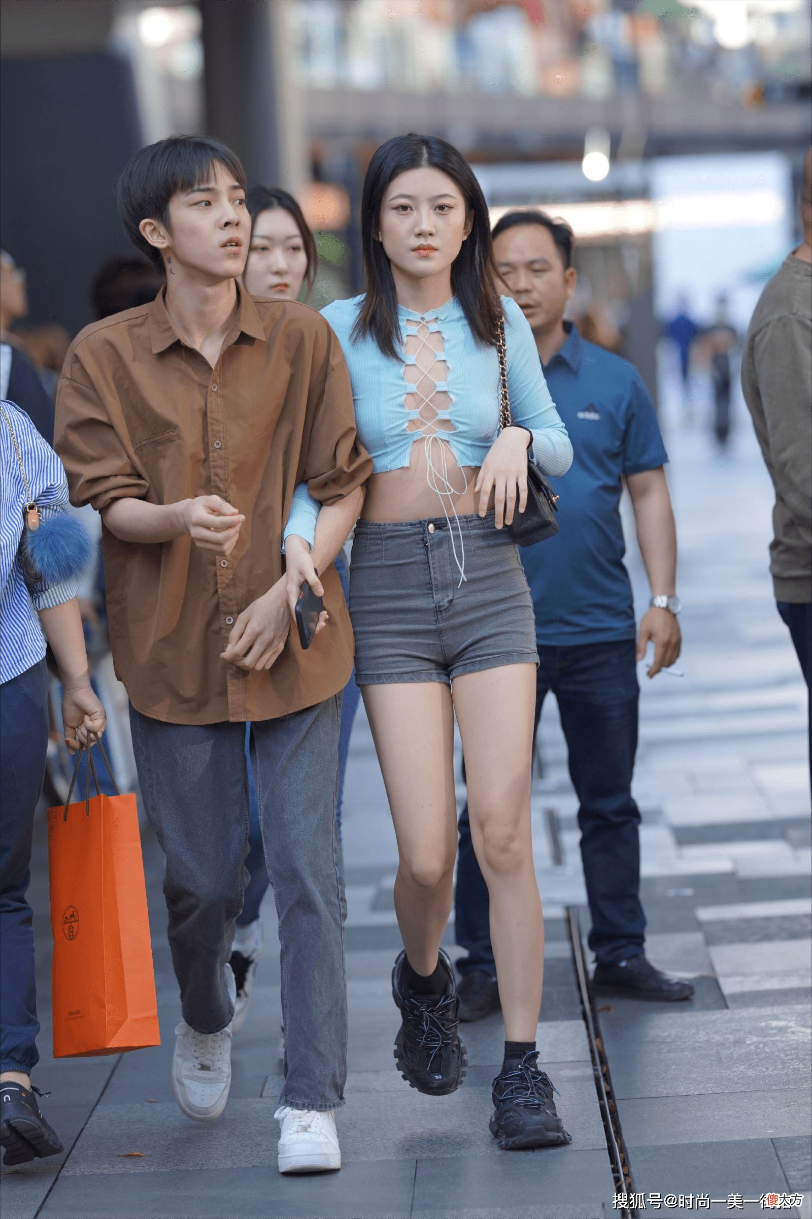 【时尚一点】街拍：气质靓丽的时尚小姐姐，看起来精气神十足