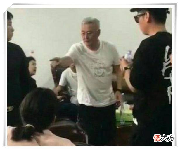 【时尚一点】t恤配裙子,青春优雅,搭配白鞋显得足够青春感增加