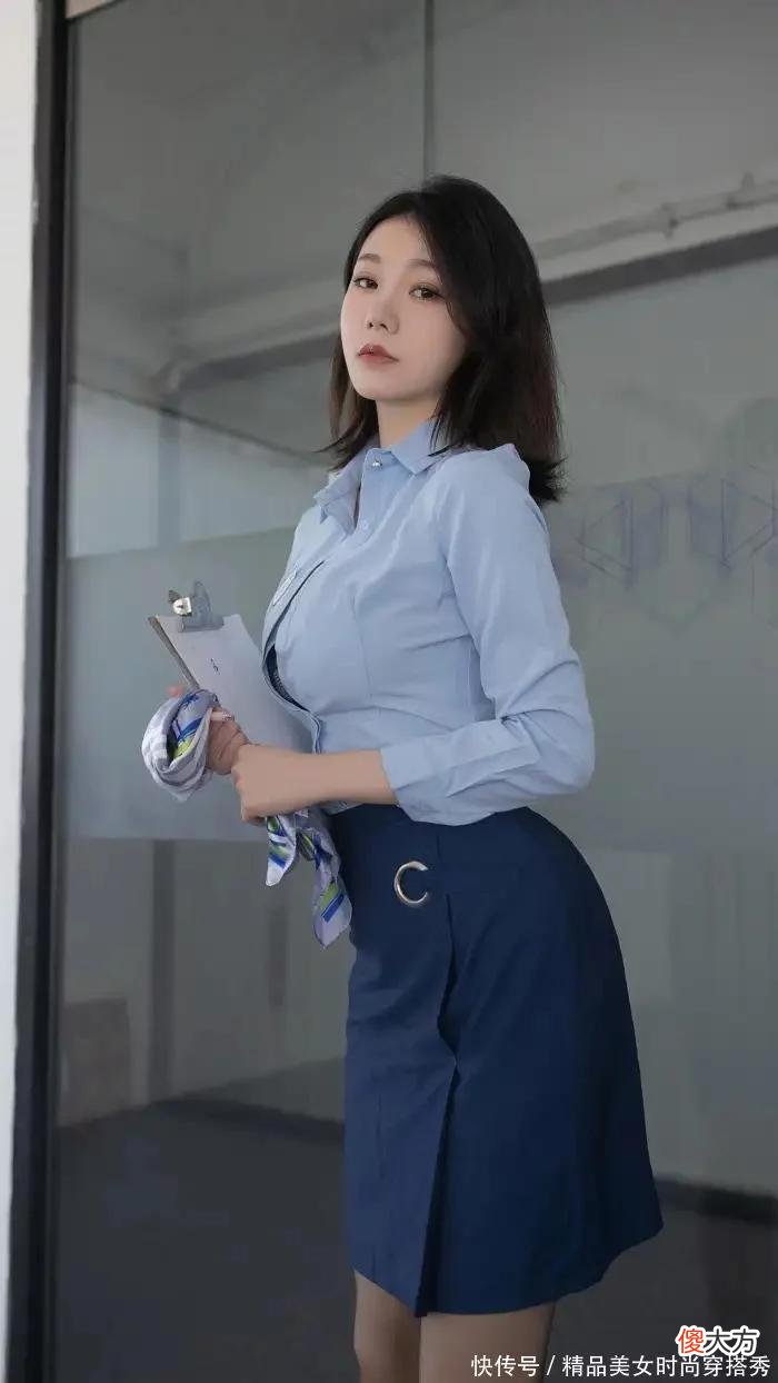 【时尚一点】衬衣陪短裙，清爽又干练，漂亮又优雅，再搭配一双黑色高跟鞋，气质也是妥妥滴好