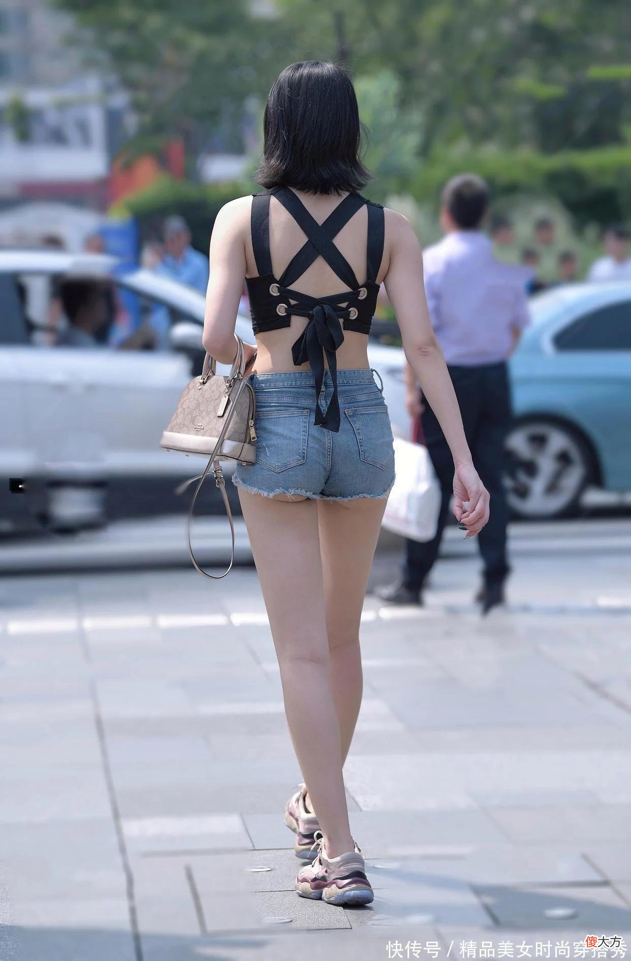 【就爱时尚】这黑色无袖背心，前面时尚，淑女范；后面清凉劲爆，熟女范