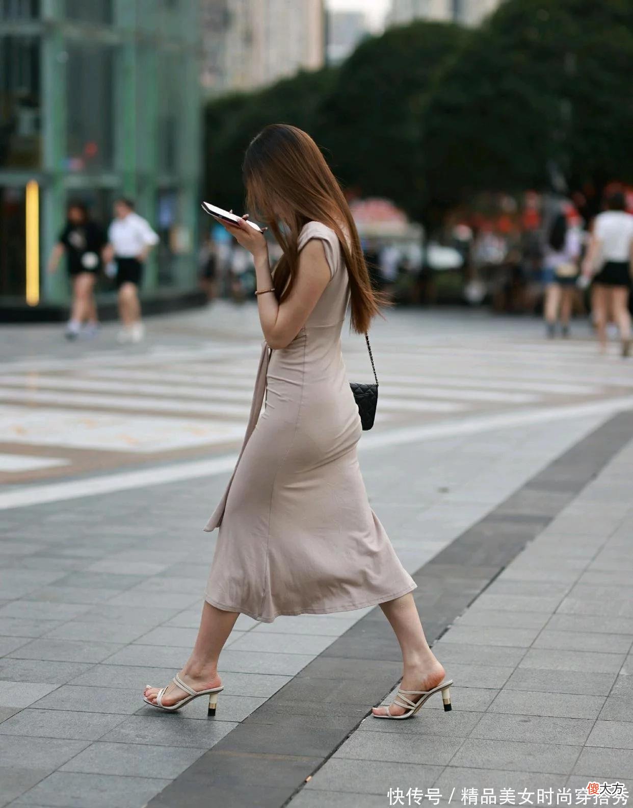 【时尚一点】月白色连衣裙搭配白色高跟凉鞋，不仅清爽自然，而且还显身材婀娜多姿