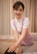 【就爱时尚】笑容甜美的小姐姐，无论站姿还是坐姿，都美得恰到好处！