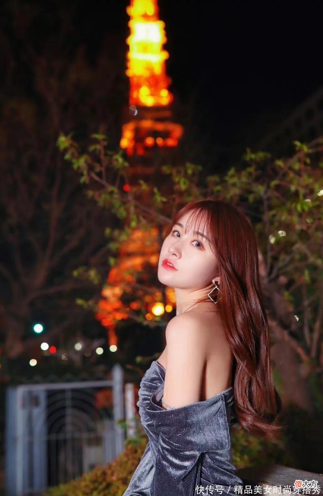 【时尚一点】夜色中的小姐姐真美，披肩的长发、好看的着装、漂亮的妆容，皆是美好！