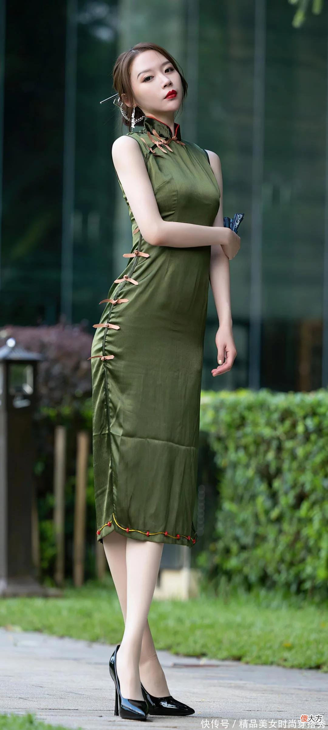 【时尚一点】身材婀娜的美女，穿着一袭长旗袍，优雅又有气质，黑色高跟鞋，衬托着她，身形更加高挑