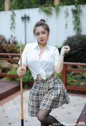 【时尚一点】白色衬衫搭配格子裙，扎个丸子头，再配上一双小白鞋，完全是青春活力的标配