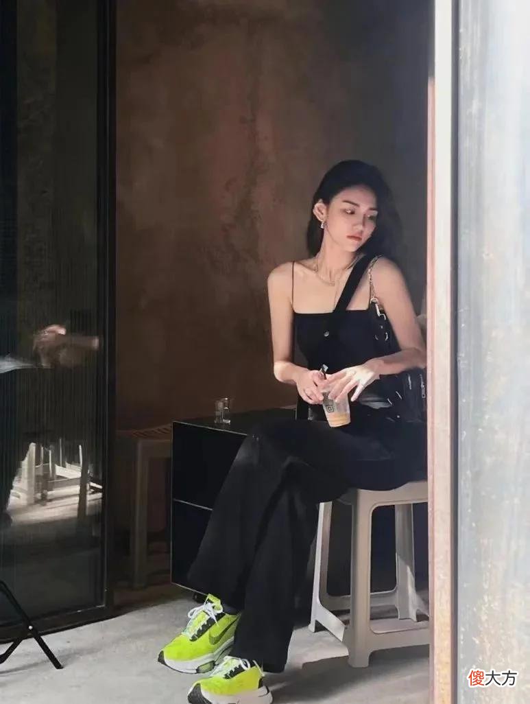 【时尚一点】SNKR Girls送鞋丨纯欲穿搭百看不腻，热辣身材的球鞋女孩把你拿捏了吗？6.27-7.03