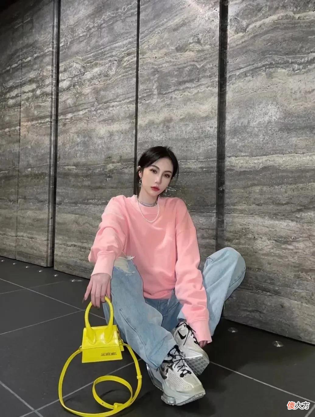 【时尚一点】SNKR Girls送鞋丨纯欲穿搭百看不腻，热辣身材的球鞋女孩把你拿捏了吗？6.27-7.03