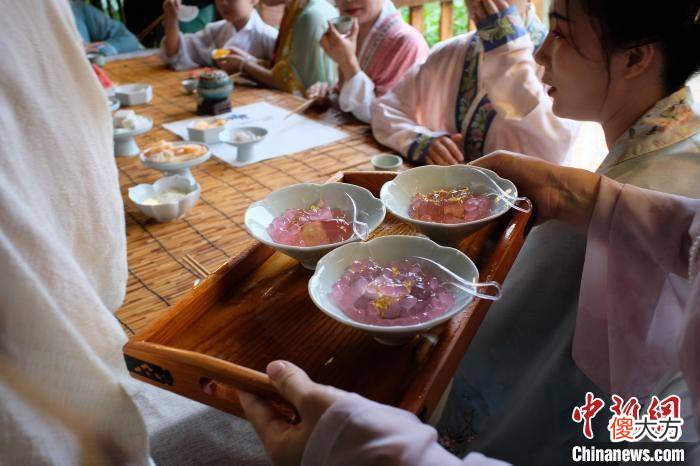 【爱历史】广西汉服爱好者举办“雅集”活动 一秒穿越体验古人娱乐生活