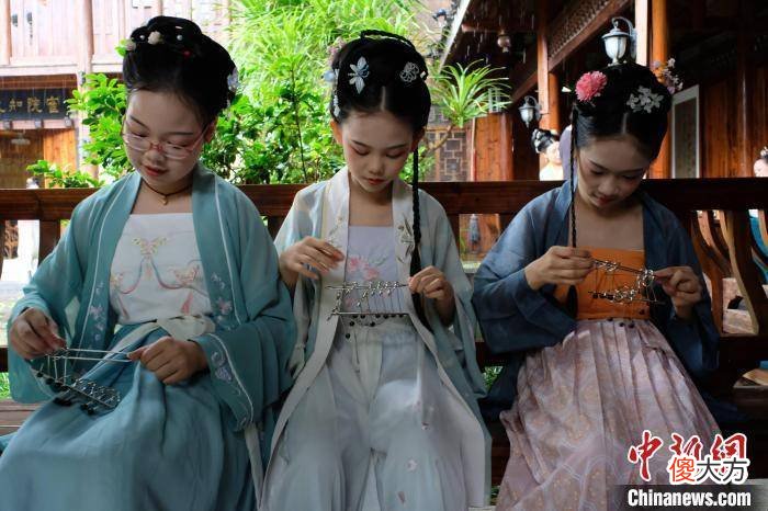 【爱历史】广西汉服爱好者举办“雅集”活动 一秒穿越体验古人娱乐生活