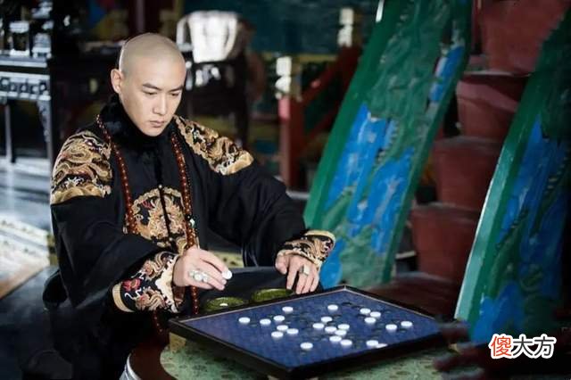 【爱历史】康熙下棋为什么会中途离开？小侍卫又为什么会惨死在棋盘上