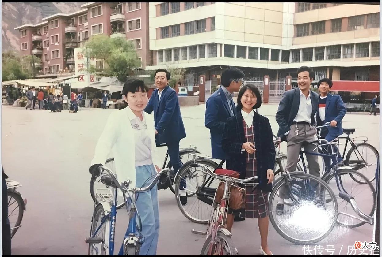 【时尚一点】上世纪九十年代彩色老照片：青春靓丽的闺蜜一起合影，时尚漂亮