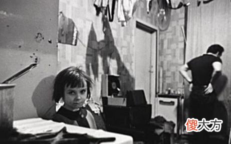 【爱历史】老照片：揭露英国贫民窟的照片，生活环境恶劣，孩子与垃圾为伴