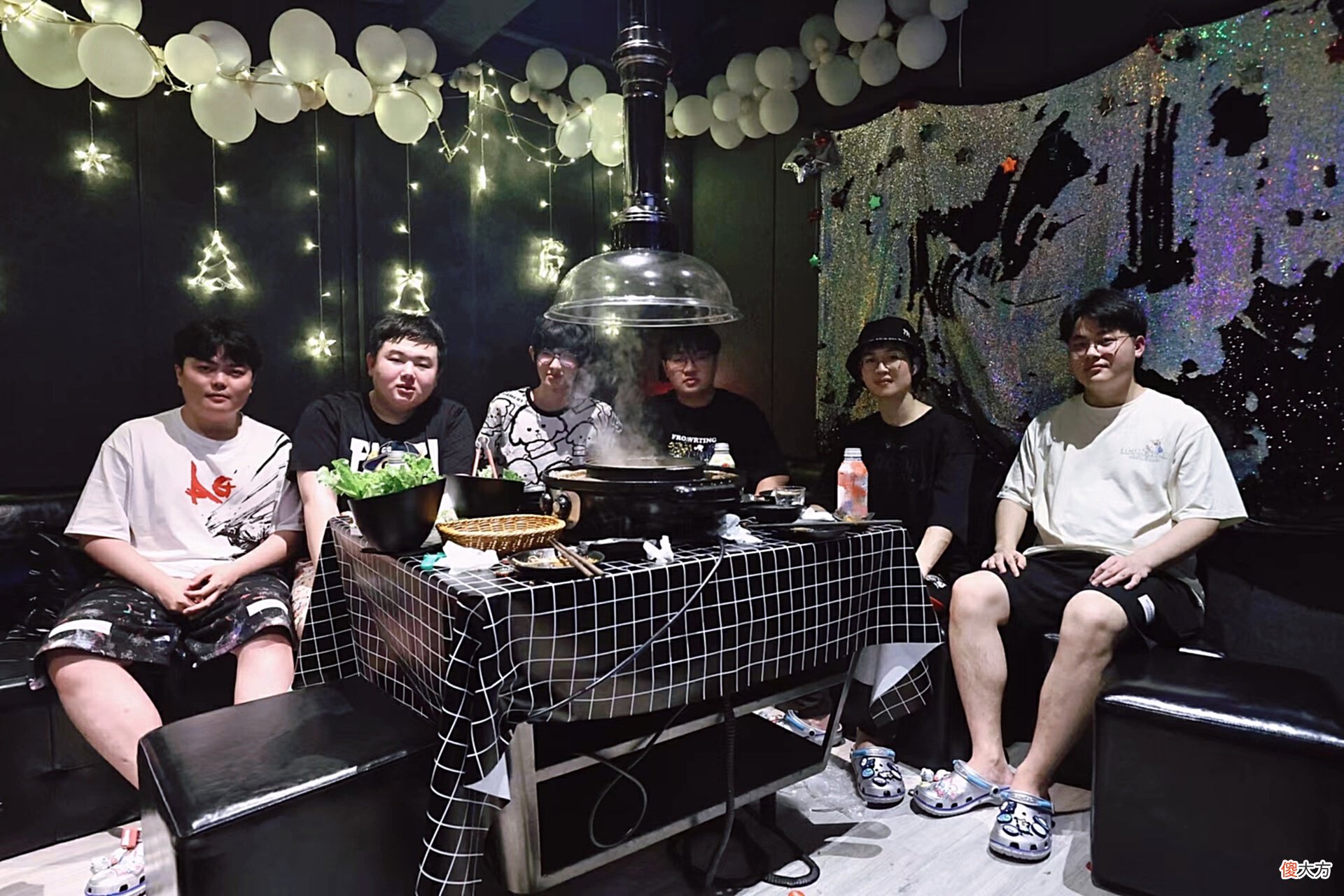 【游戏世界】AG超玩会养成了一个习惯!获胜后请选手吃大餐,未央算是来对地方了