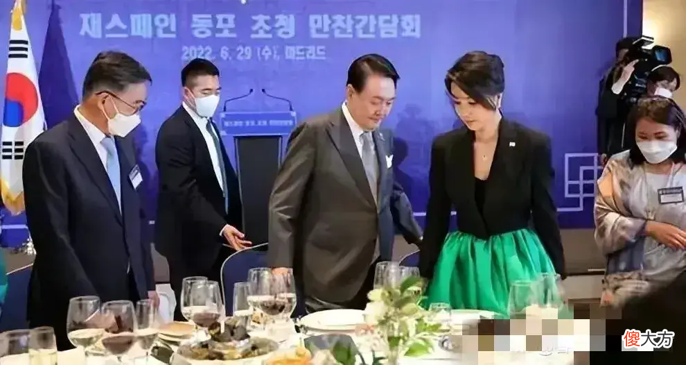 【就爱时尚】韩国第一夫人欧洲首访，穿1亿韩元半身裙打扮奢侈，总统老公搬椅子好绅士