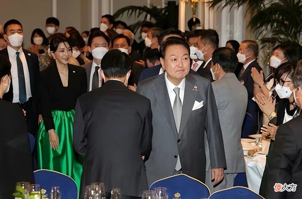 【就爱时尚】韩国第一夫人欧洲首访，穿1亿韩元半身裙打扮奢侈，总统老公搬椅子好绅士