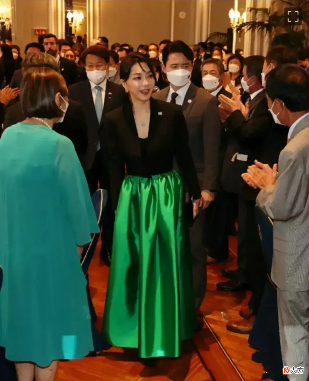 【就爱时尚】韩国第一夫人欧洲首访，穿1亿韩元半身裙打扮奢侈，总统老公搬椅子好绅士