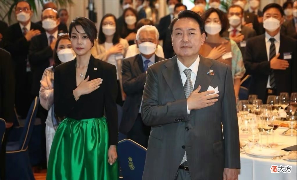 【就爱时尚】韩国第一夫人欧洲首访，穿1亿韩元半身裙打扮奢侈，总统老公搬椅子好绅士