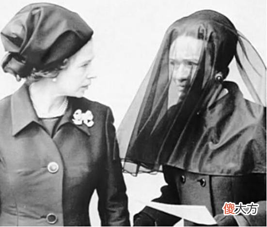 【历史故事】英女王伯父退位真相：爱得太卑微，为辛普森弃江山，却无人送终