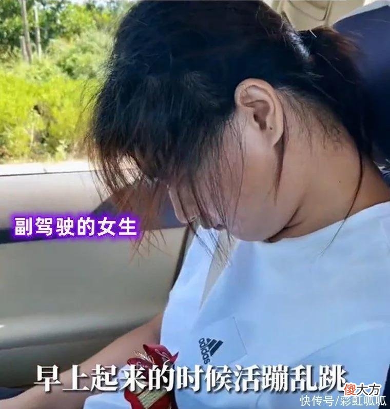 【就爱时尚】结婚有多累？3名伴娘坐车时全部睡着，靠在男生身上浑然不知