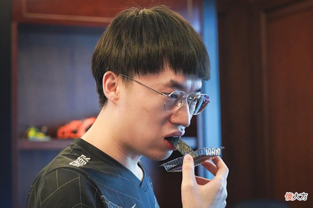 【游戏世界】BLG天价阵容联赛垫底，Bin成转会最大输家？OMG上单成LPL大发明家