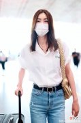 【时尚一点】刘雯成日常穿搭指南！衬衫+牛仔裤凹出优越大长腿，身材真惹人羡