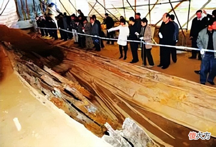 【爱历史】山东农民建房挖出一条大船,里面摆满了青花瓷,专家连夜赶来收走
