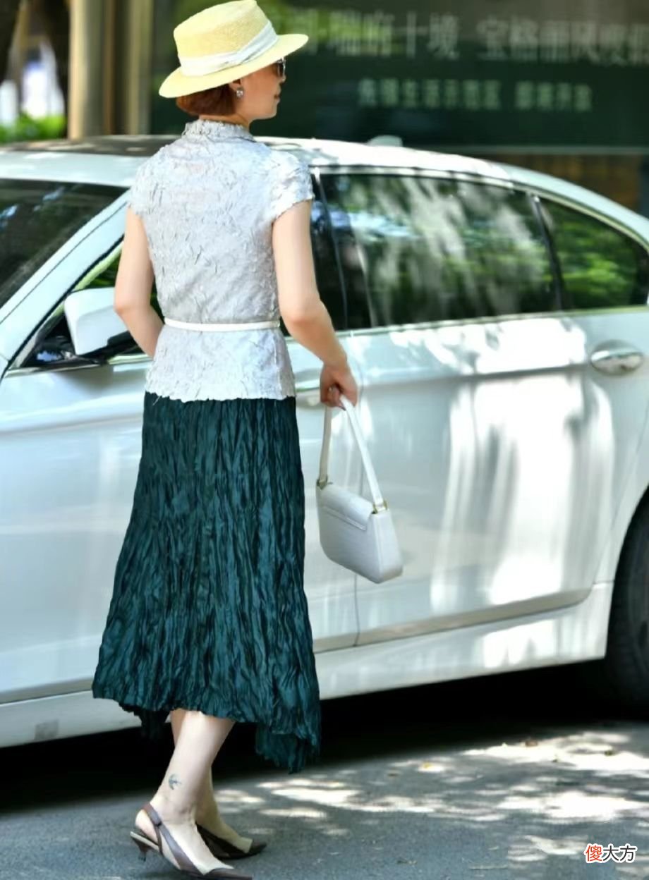 【时尚一点】建议到了50岁的女人，出街多戴棒球帽和草编帽，优雅时尚又提气质