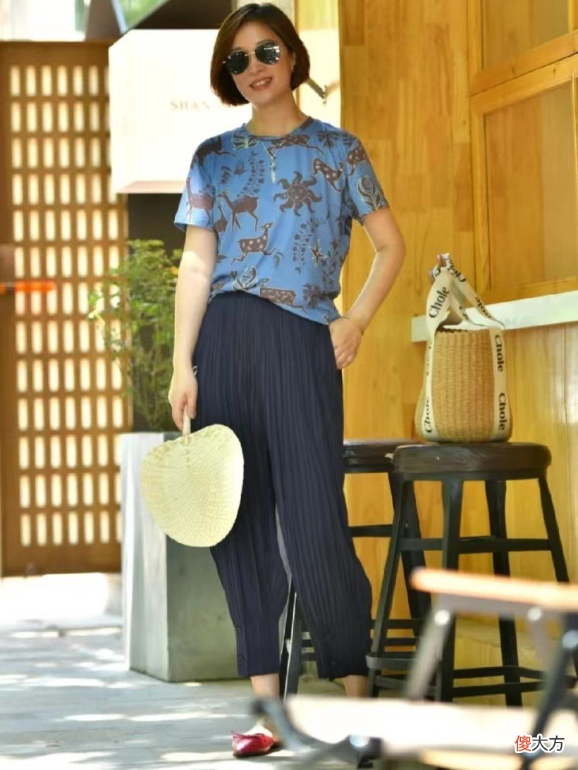 【时尚一点】50岁女人气质比时髦更重要，不穿老年装、不扮嫩，才能优雅老去
