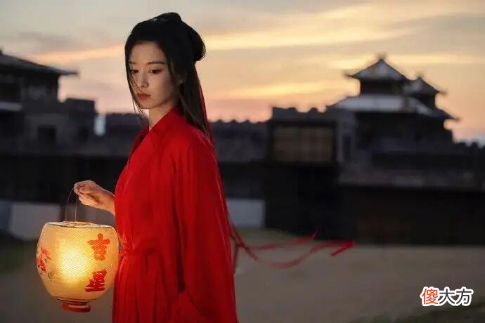 【时尚一点】说到江南美人，第一个想到的是王楚然的红衣古装，太美了！
