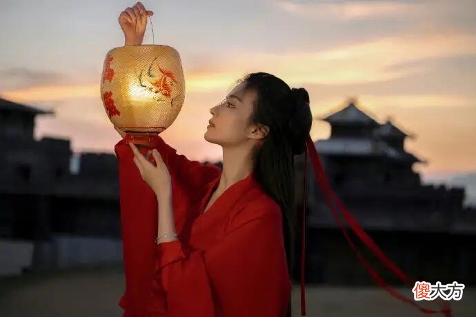 【时尚一点】说到江南美人，第一个想到的是王楚然的红衣古装，太美了！