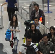 【时尚一点】王志文老婆不一般，自顾自己打扮时髦，王志文独推行李发际线秃一块
