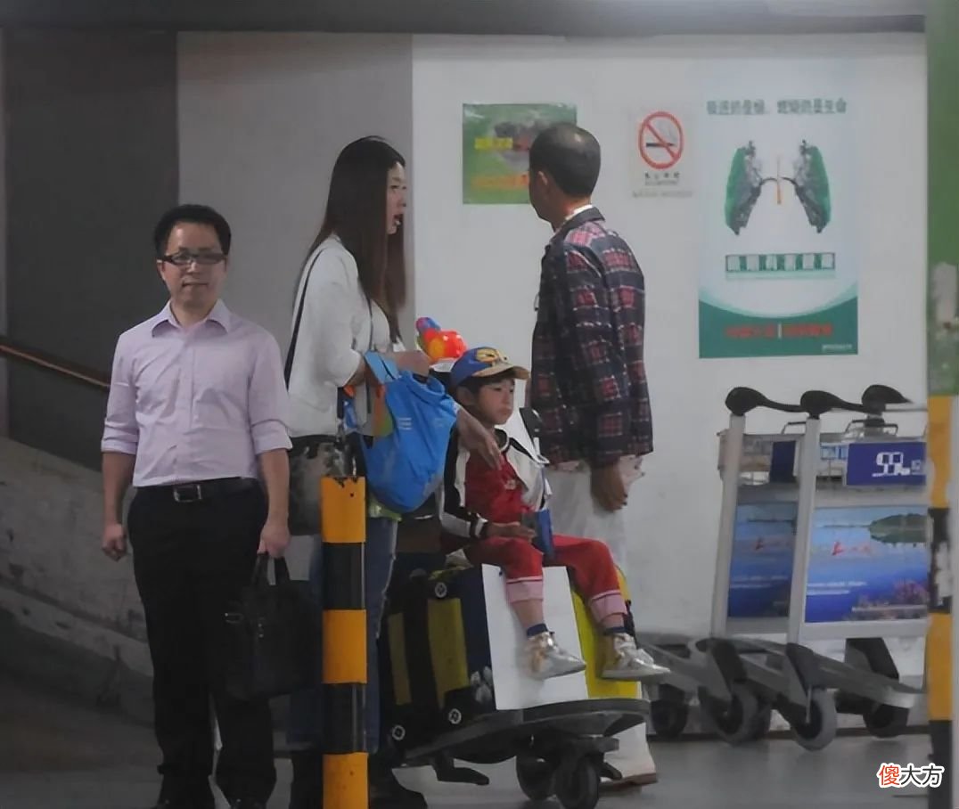 【时尚一点】王志文老婆不一般，自顾自己打扮时髦，王志文独推行李发际线秃一块