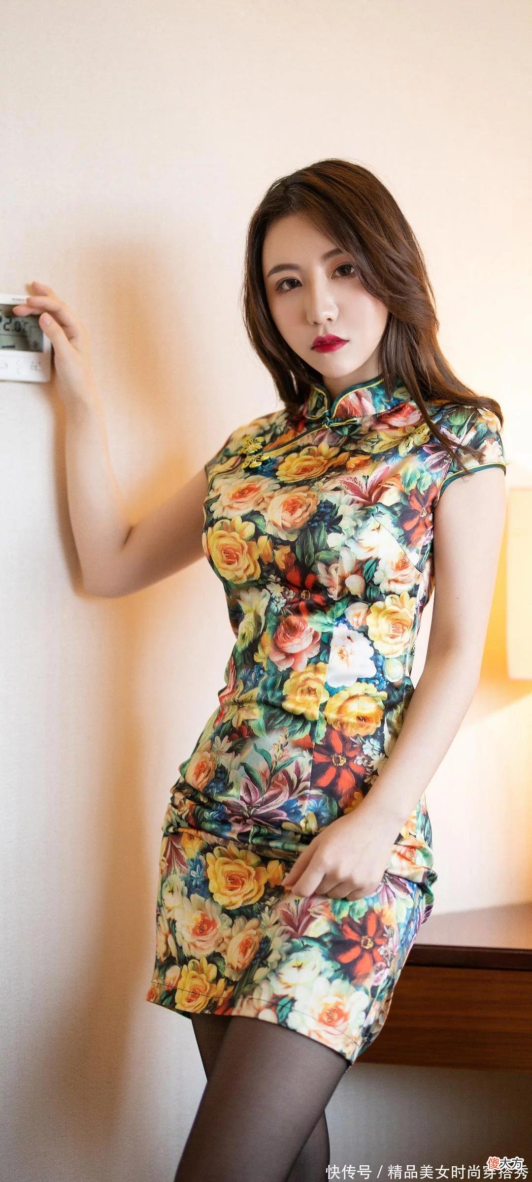 【时尚一点】女子穿民族风式花色旗袍太美了，娇艳如花一样。再配上一双精致的细高跟成熟女人味十足
