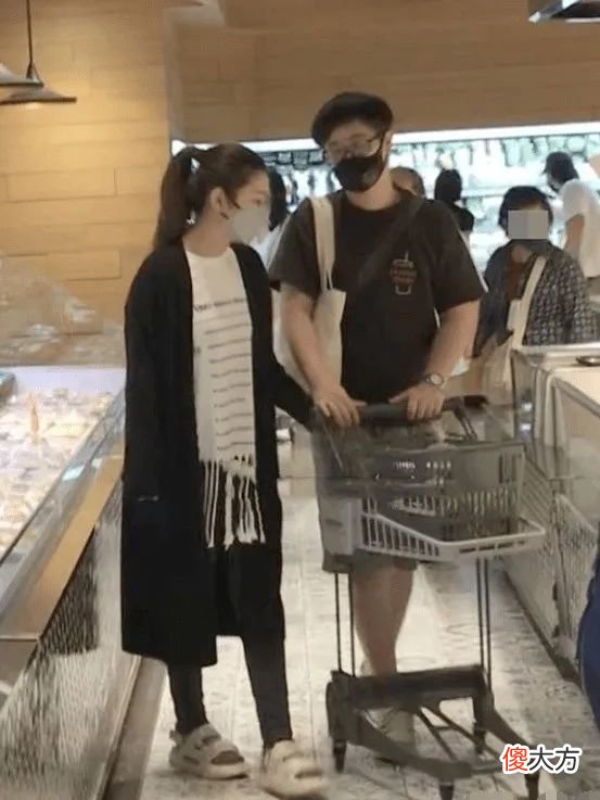【就爱时尚】Selina与男友牵手逛街被拍，她只顾自己独美，小男友挎俩包男友力爆棚