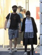 【就爱时尚】Selina与男友牵手逛街被拍，她只顾自己独美，小男友挎俩包男友力爆棚