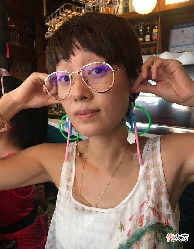 【时尚一点】马伊琍给小女儿买自行车，穿着依然很随意