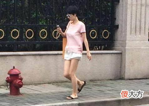 【时尚一点】马伊琍给小女儿买自行车，穿着依然很随意