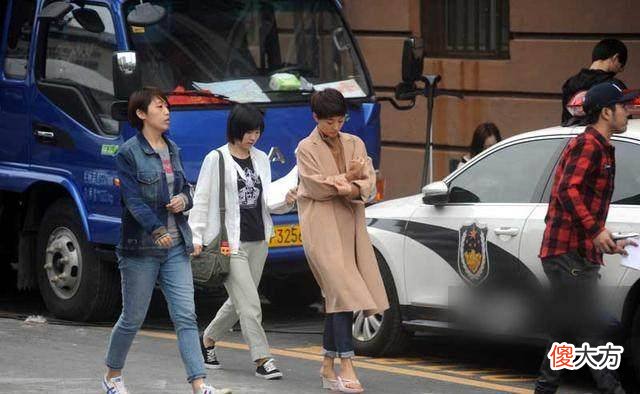 【时尚一点】马伊琍给小女儿买自行车，穿着依然很随意