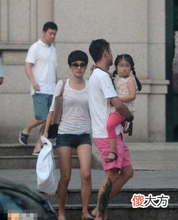 【时尚一点】马伊琍给小女儿买自行车，穿着依然很随意