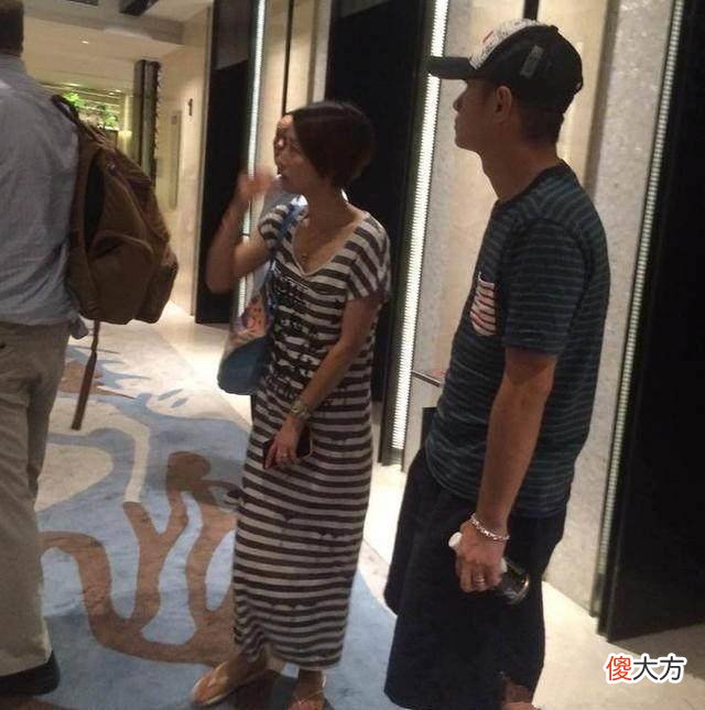 【时尚一点】马伊琍给小女儿买自行车，穿着依然很随意
