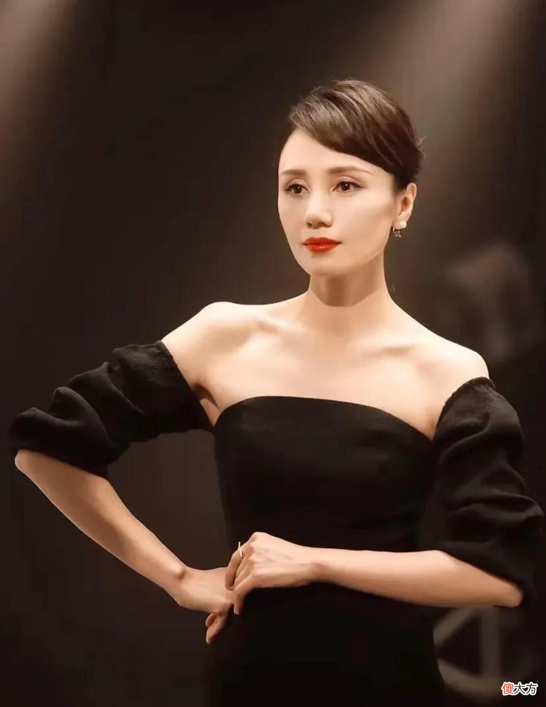 【就爱时尚】中年女人要注意：40岁后有这5个特征，离“油腻妇女”就不远了