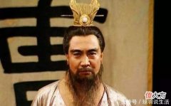 【历史故事】曹操雄踞北方，为何还对汉献帝一再忍让？其实他还是想当一个汉臣