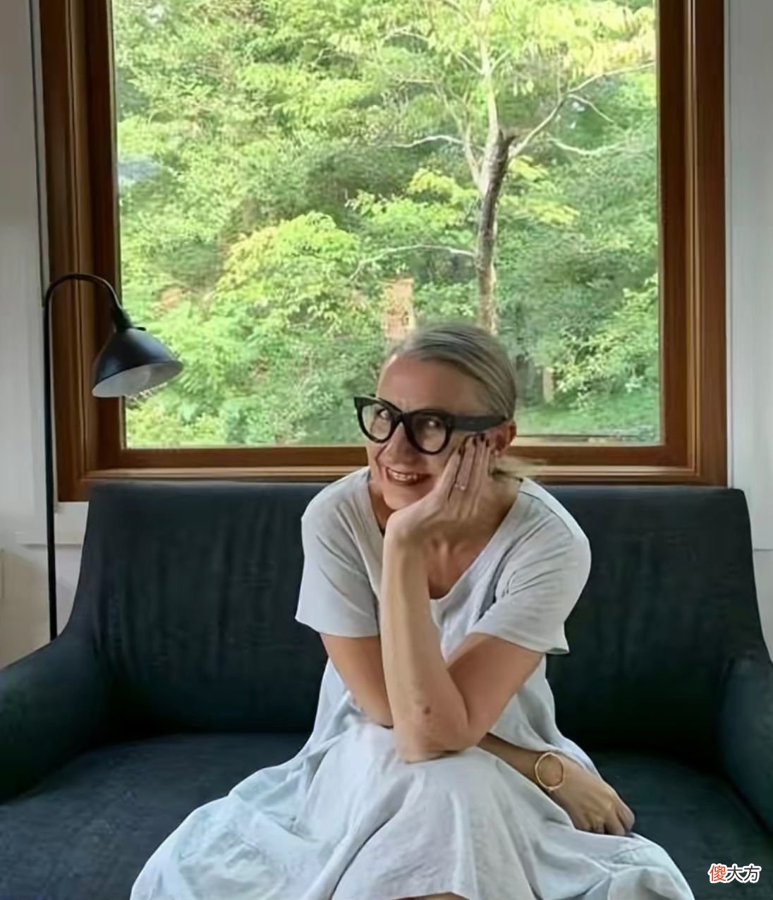 【时尚一点】这才是50岁女人的优雅:花哨却不扮嫩,素淡却不老气,美得很高级