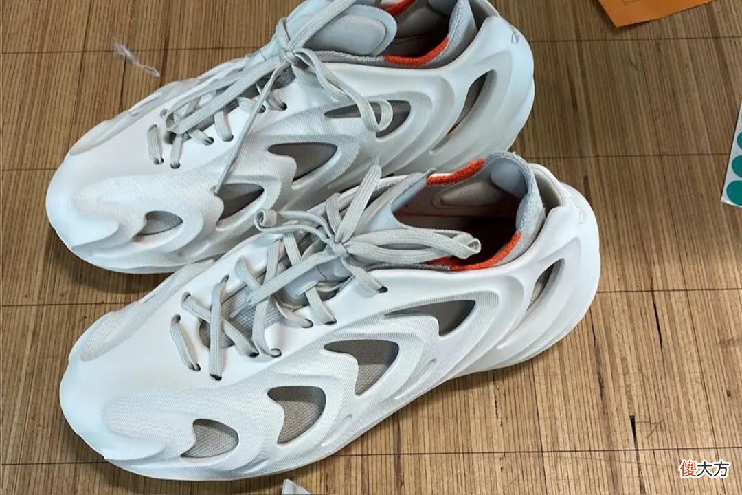 【就爱时尚】这个夏天，洞洞鞋之战已经进入白热化