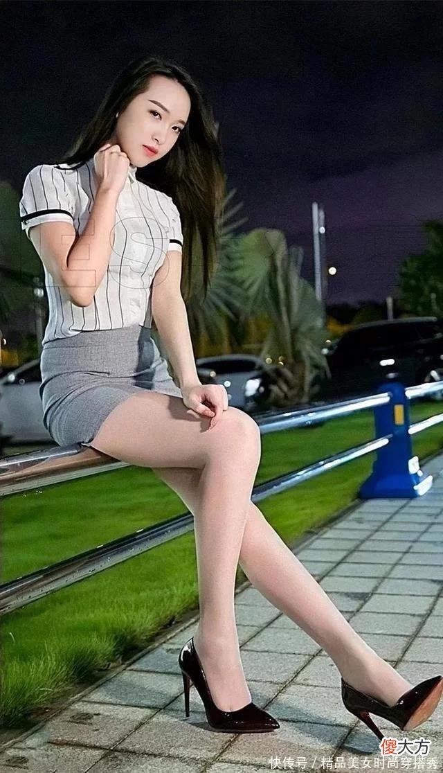 【时尚一点】职场丽人条纹白衬衫搭配灰色包臀裙温婉动人，配红色高跟鞋更是吸睛无比