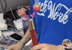 【时尚一点】成都一高校男生宿舍用棒棒糖修晾衣杆：比原装的还好用