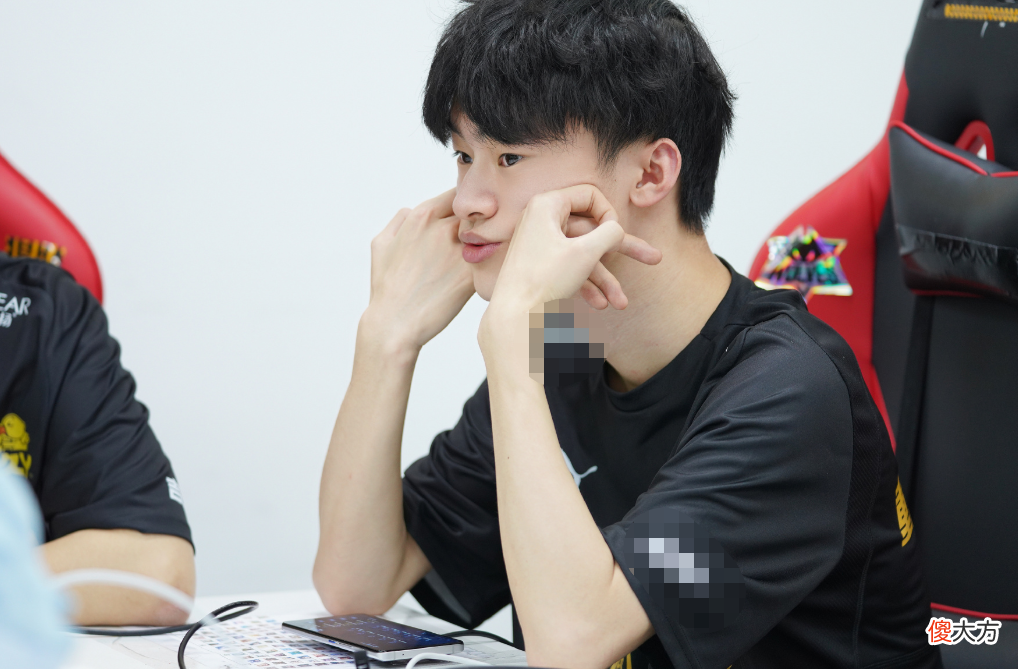 【游戏世界】狼队二队训练室公开，向鱼继续冷板凳，月色KPL历史豪华战绩公开