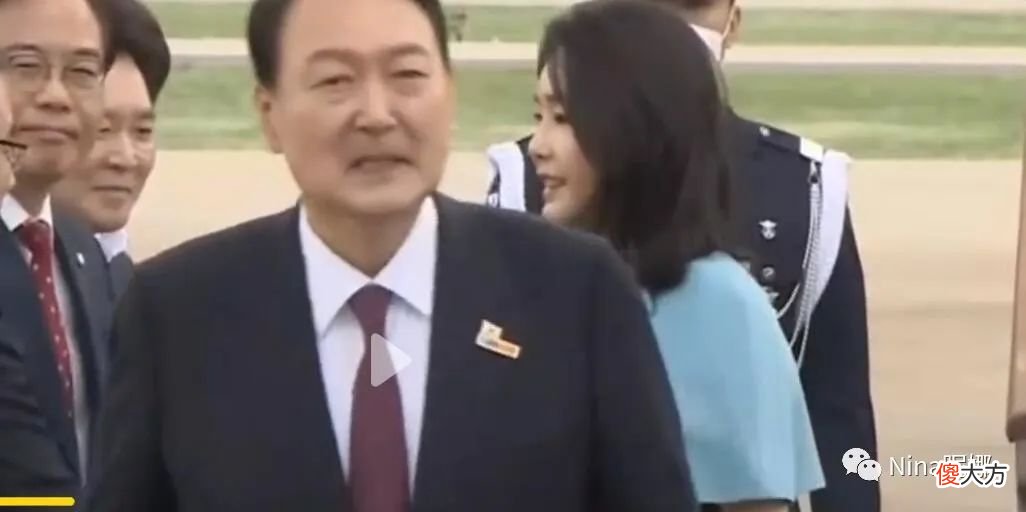 【时尚一点】韩国第一夫人终于回国，穿小黑裙挂披肩，内八走姿比总统老公还霸气