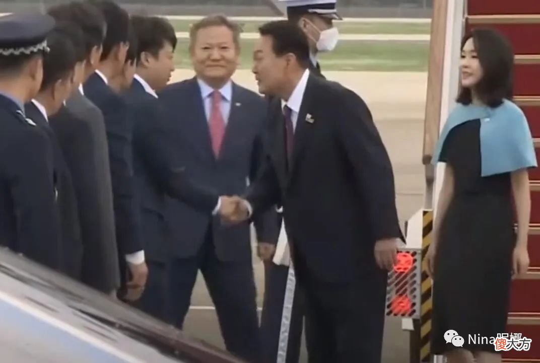 【时尚一点】韩国第一夫人终于回国，穿小黑裙挂披肩，内八走姿比总统老公还霸气