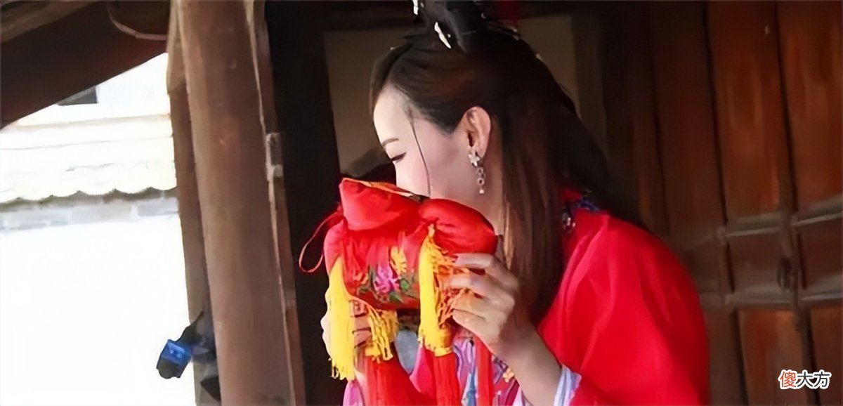 【爱历史】女子出上联：“野花不种年年有”，秀才对出下联，抱得美人归